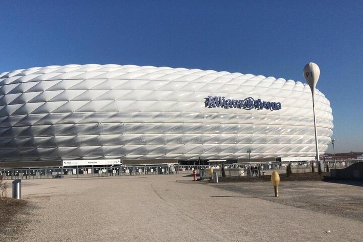 Un gran edificio de fútbol blanco con un cartel en él.