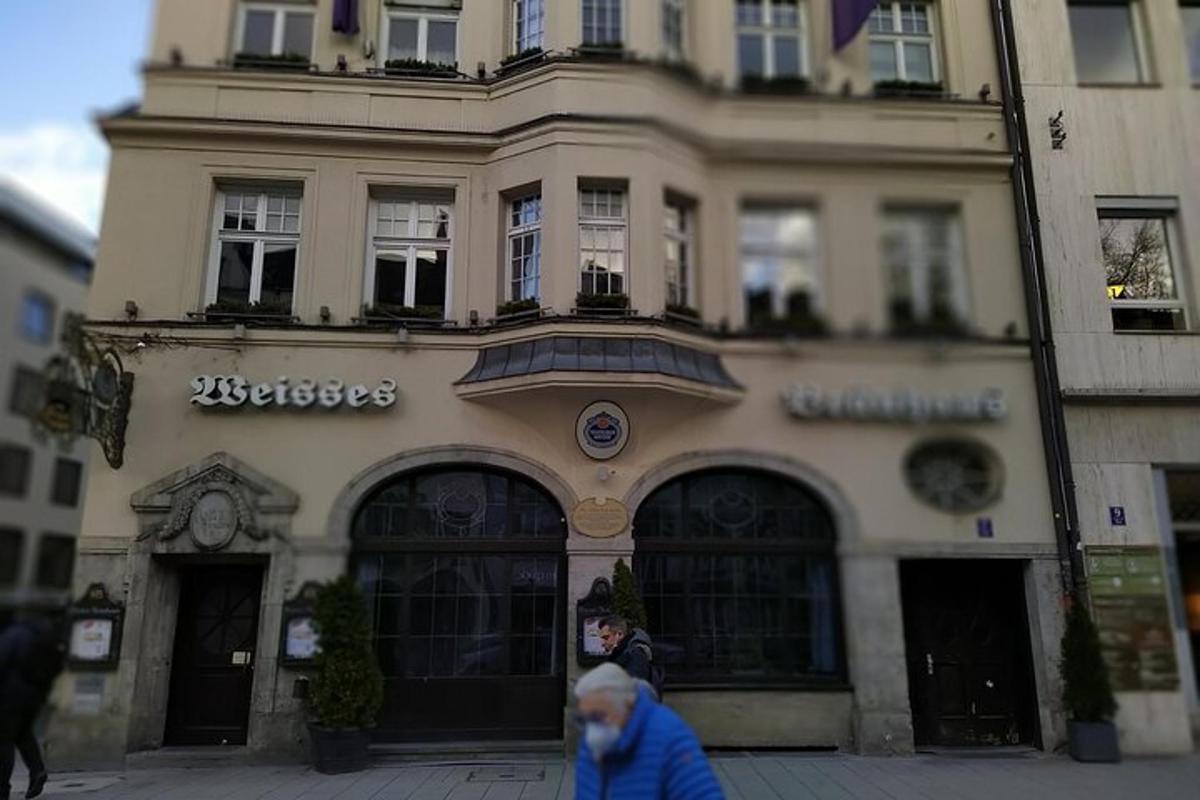 ženska, ki hodi pred stavbo