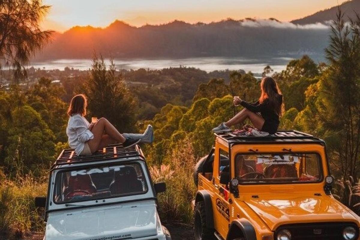 tre donne sedute sul tetto di una jeep