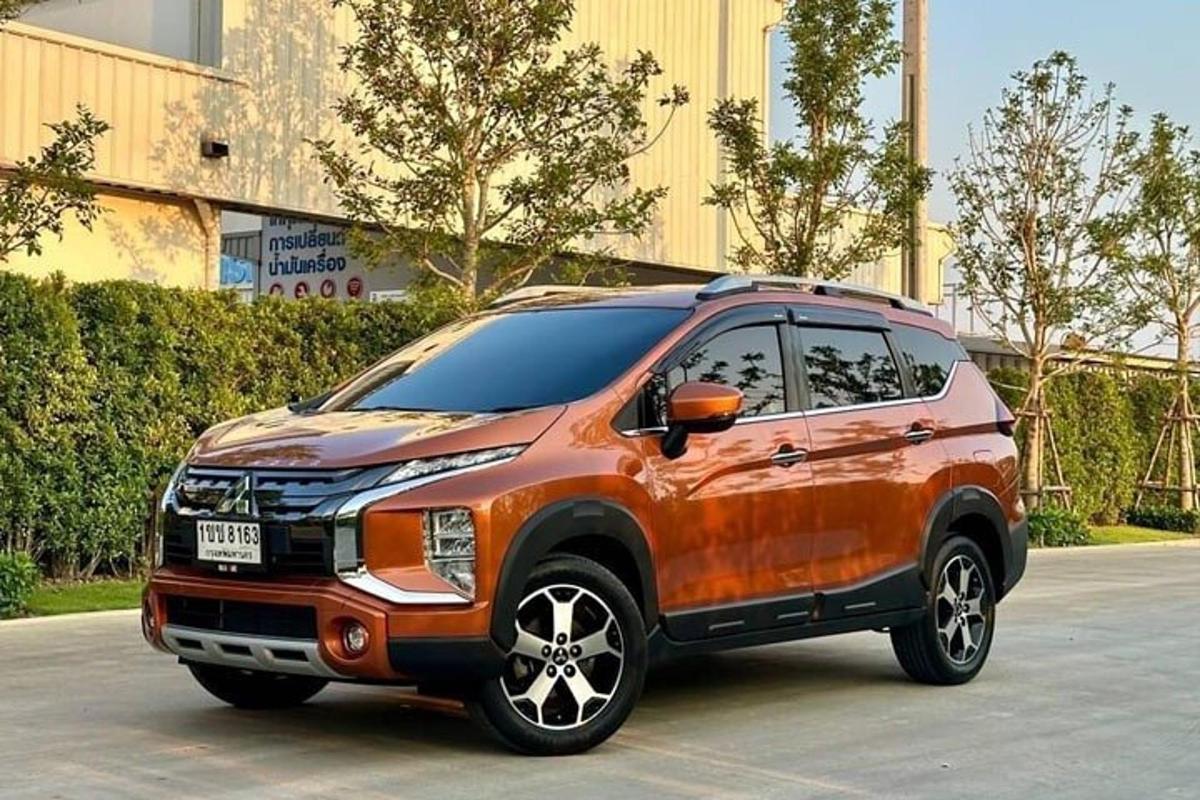ένα πορτοκαλί SUV παρκαρισμένο σε ένα πάρκινγκ