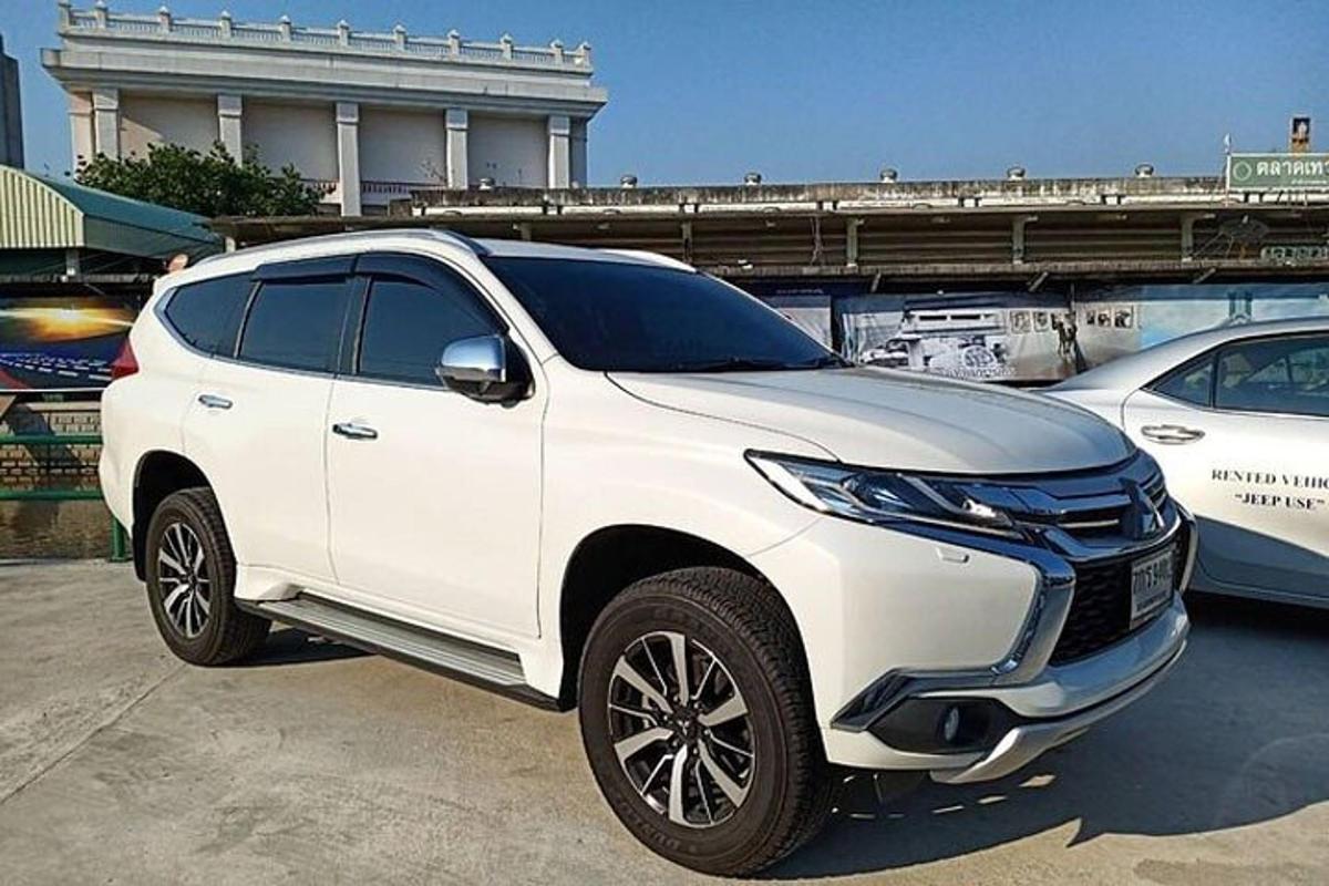 Ένα λευκό SUV παρκαρισμένο σε ένα πάρκινγκ