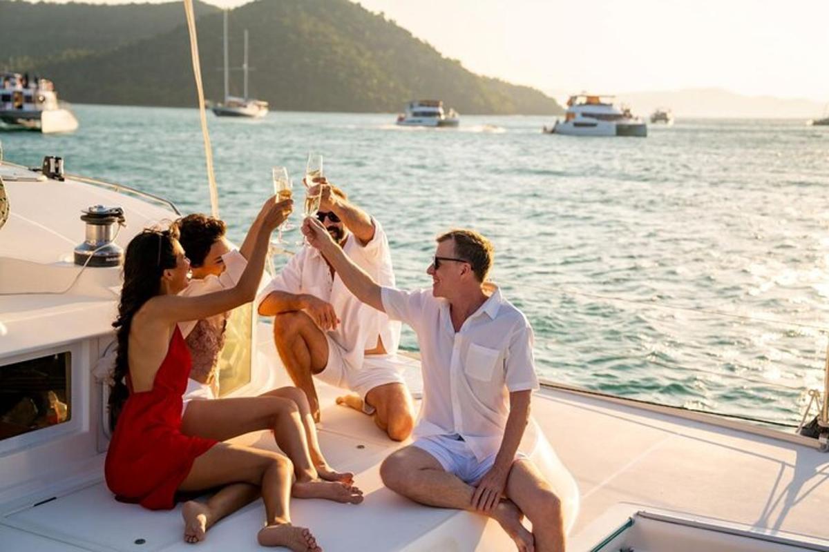 một nhóm người ngồi trên thuyền uống rượu sâm panh