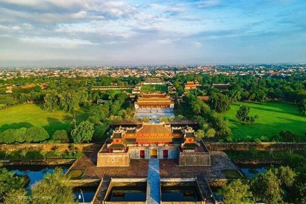 Una vista aérea de un gran edificio con una ciudad.