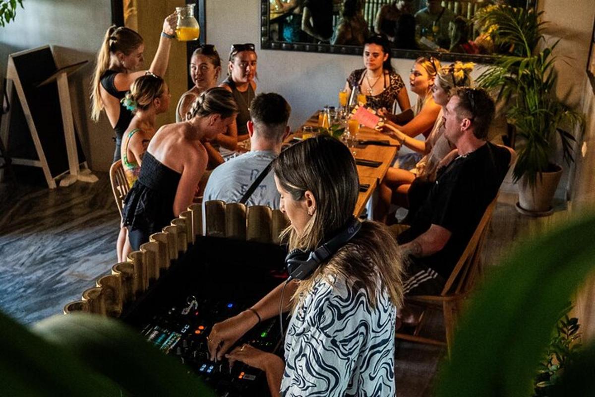 en gruppe mennesker som sitter rundt et bord på en restaurant