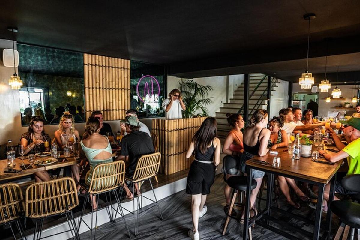 en gruppe mennesker som sitter ved bordene på en restaurant