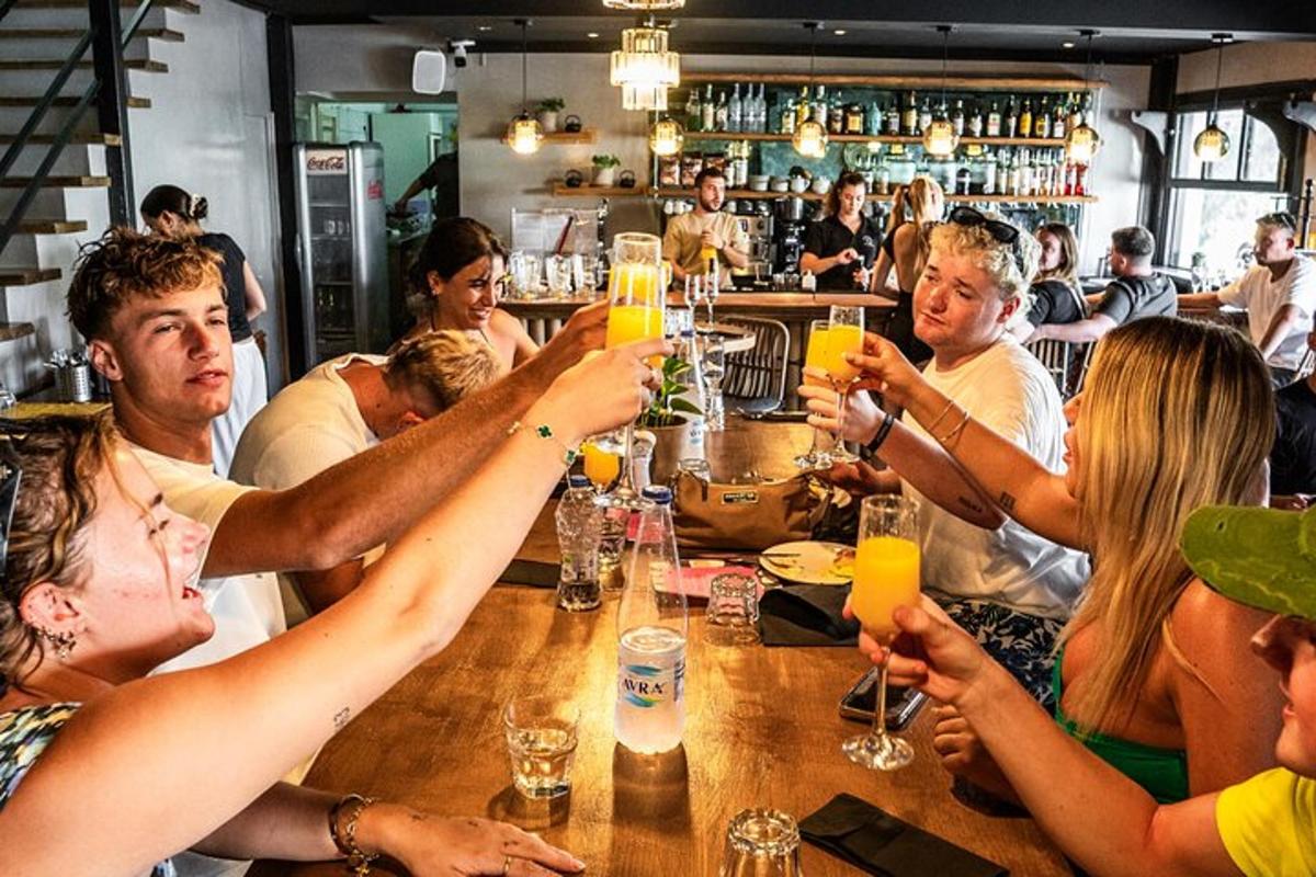un groupe de personnes assises autour d'une table buvant du champagne