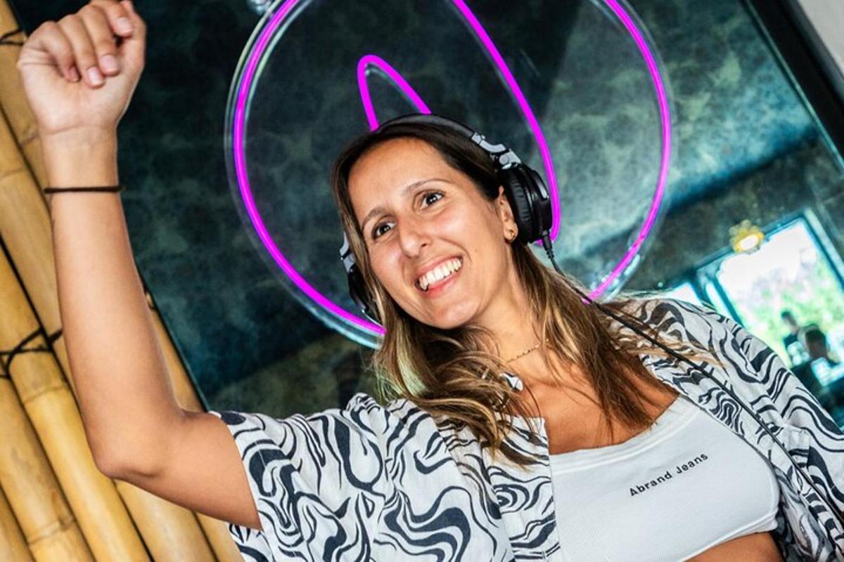 en kvinne med hodetelefoner og hula hoop