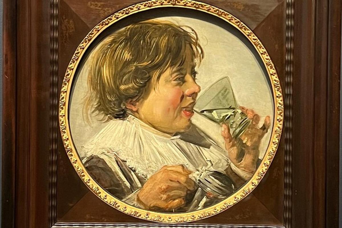 uma pintura de uma mulher fumando um cigarro