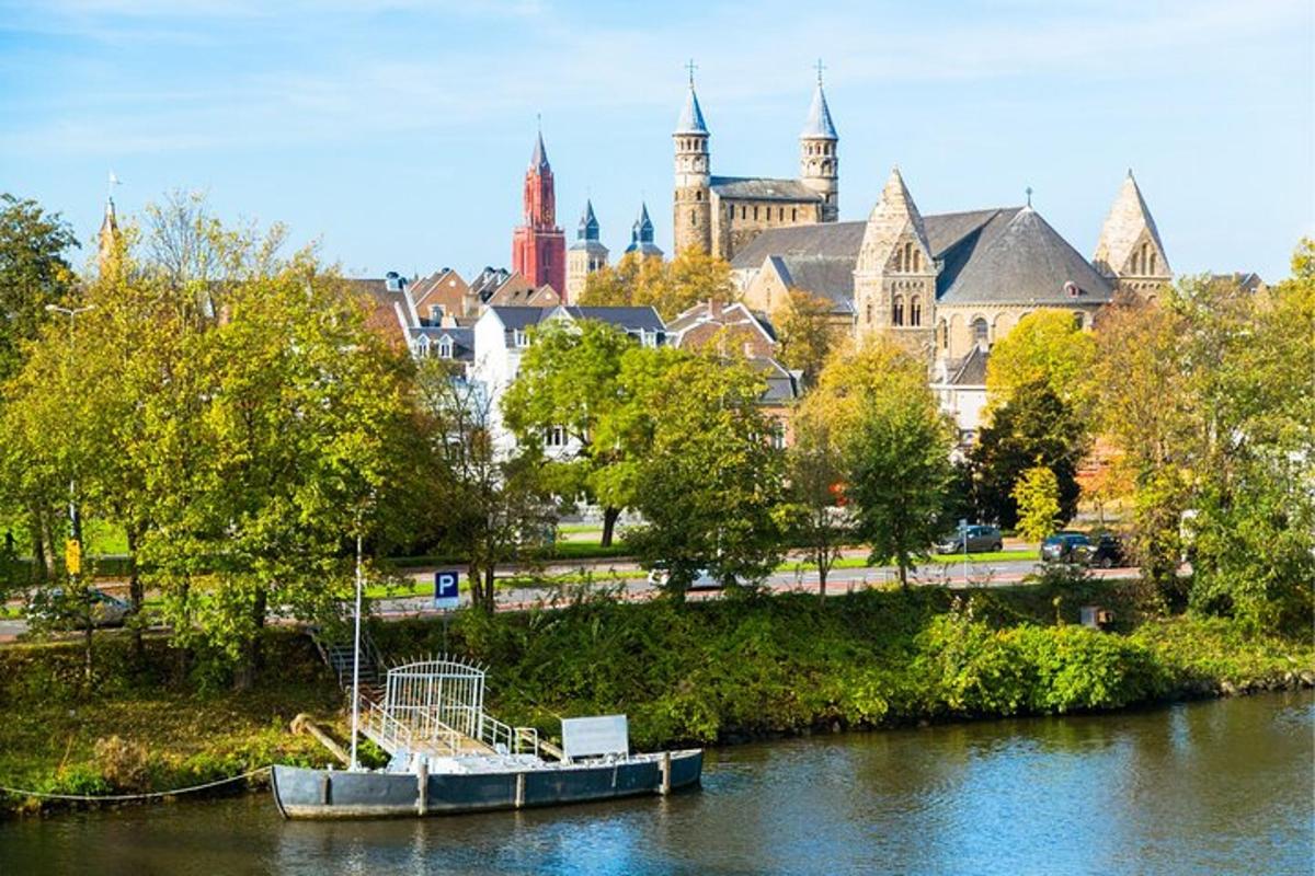 un bateau sur une rivière devant une ville