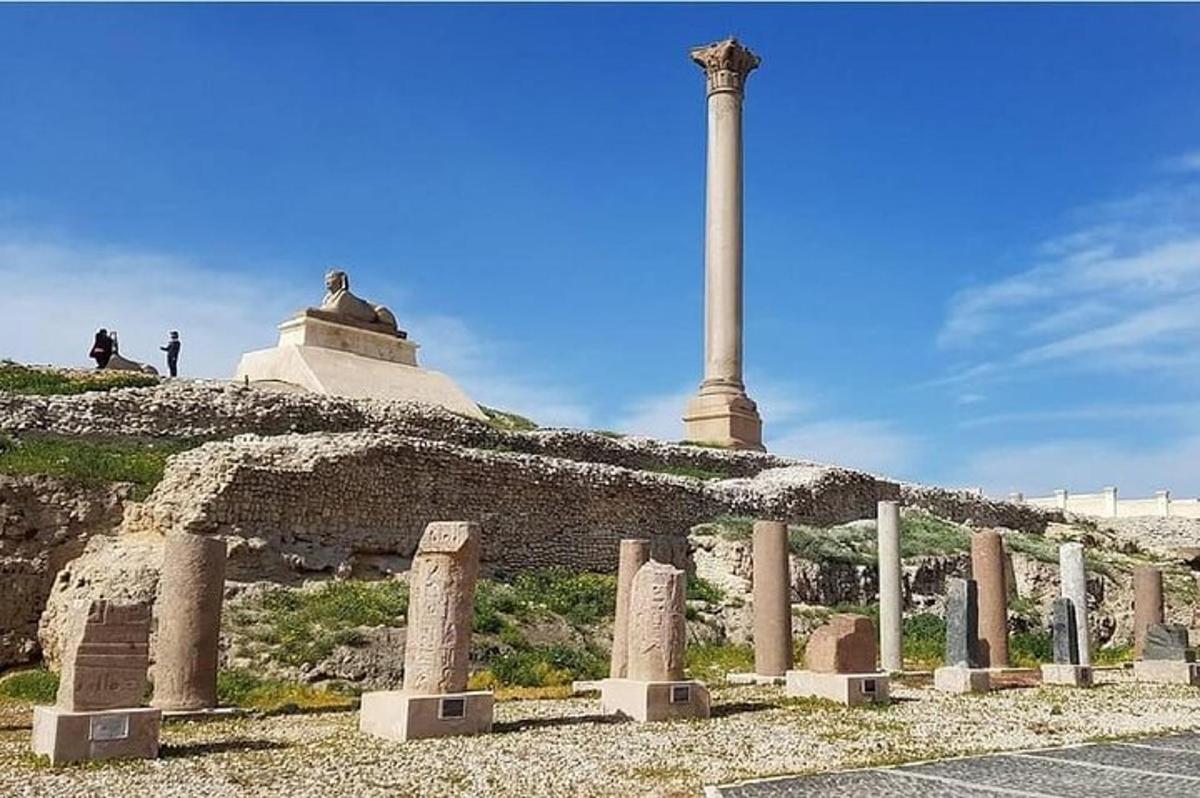 una fila di colonne davanti a un monumento