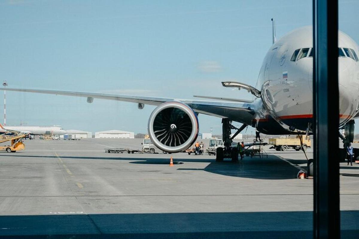 um avião parado na pista de um aeroporto