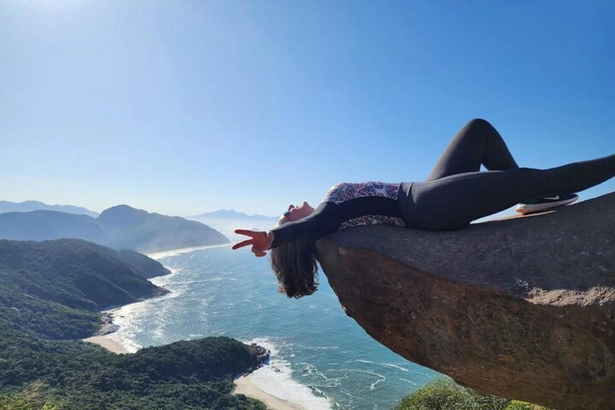 žena ležící na skále s výhledem na oceán