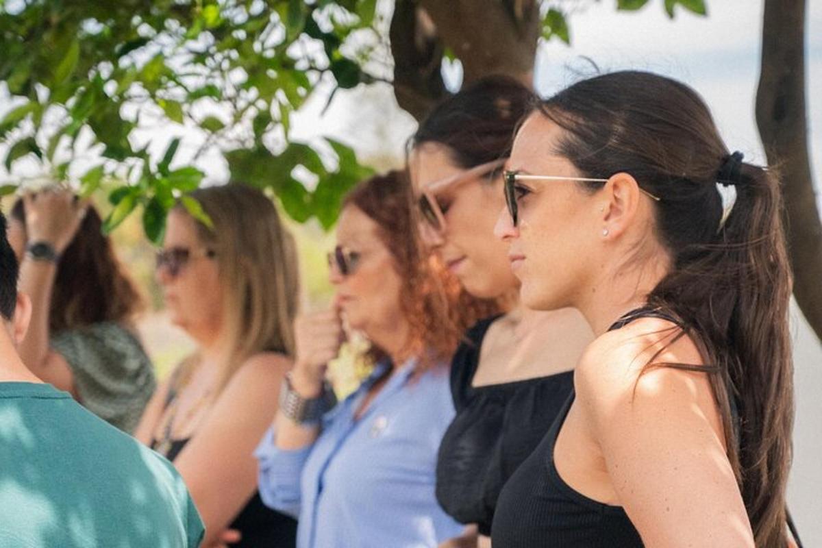 un grup de dones que estan dretes una al costat de l'altra