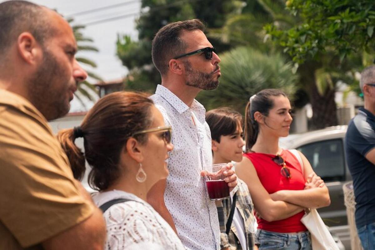Un hombre de pie entre una multitud de personas