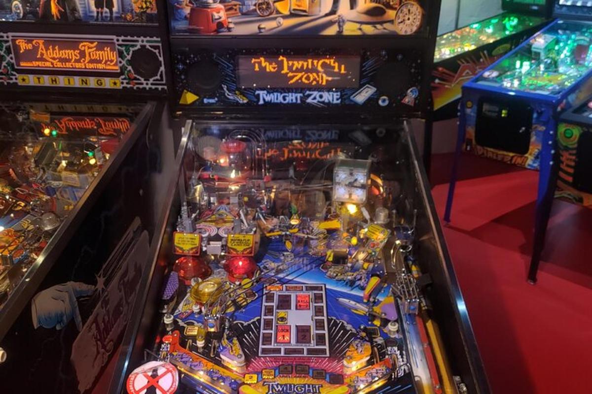Un montón de máquinas de videojuegos en una habitación.