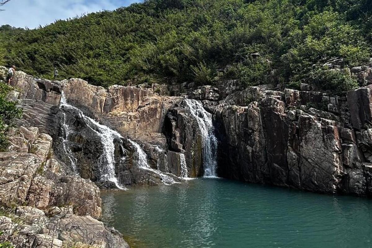 algumas cachoeiras no meio de um lago