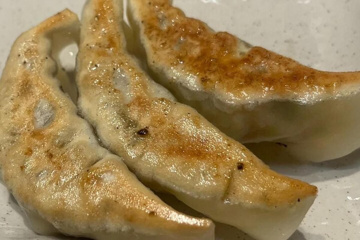 du maisto gabalėliai, padėtas ant baltos lėkštės