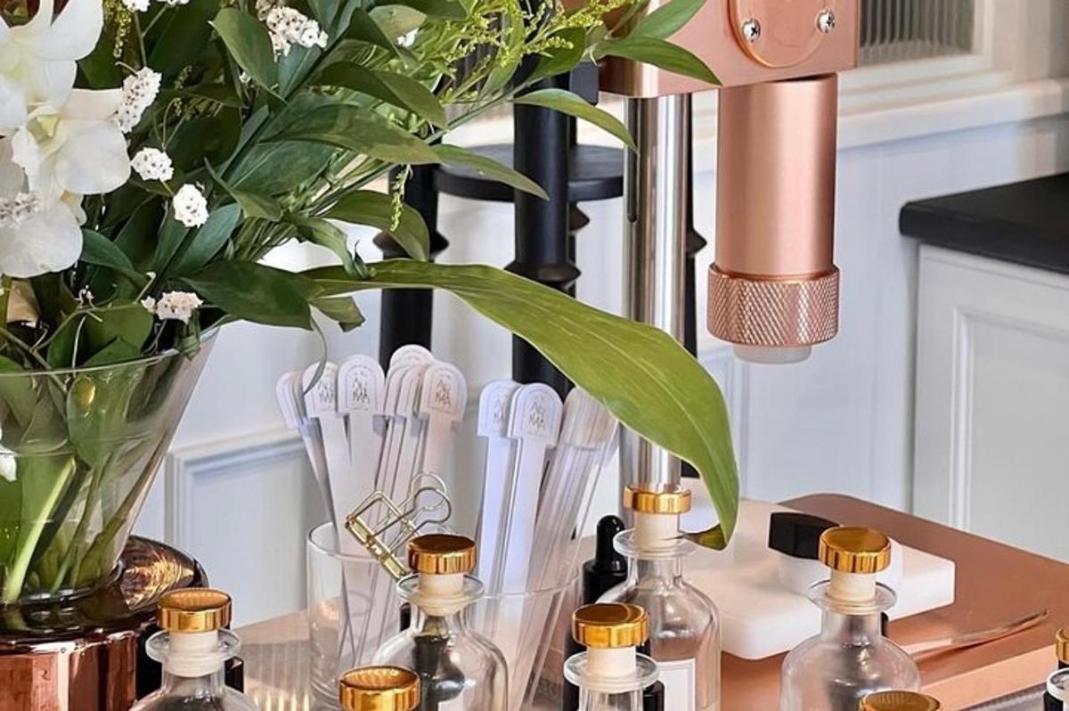 uma mesa com garrafas e um vaso de flores