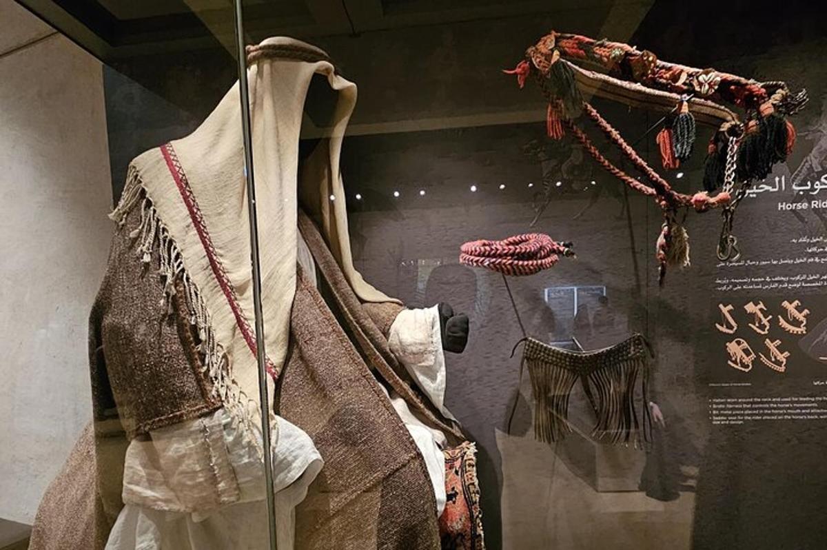 una mostra di abiti in una vetrina in un museo