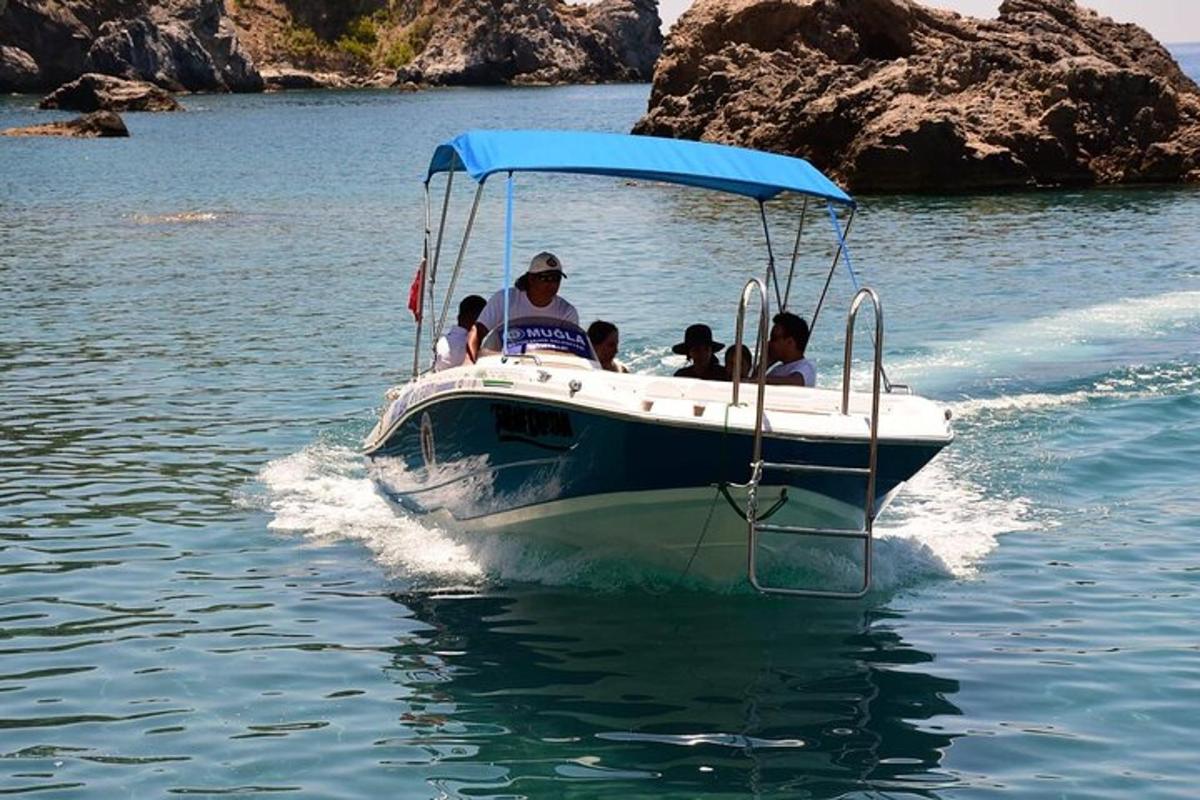 un gruppo di persone su una barca in acqua