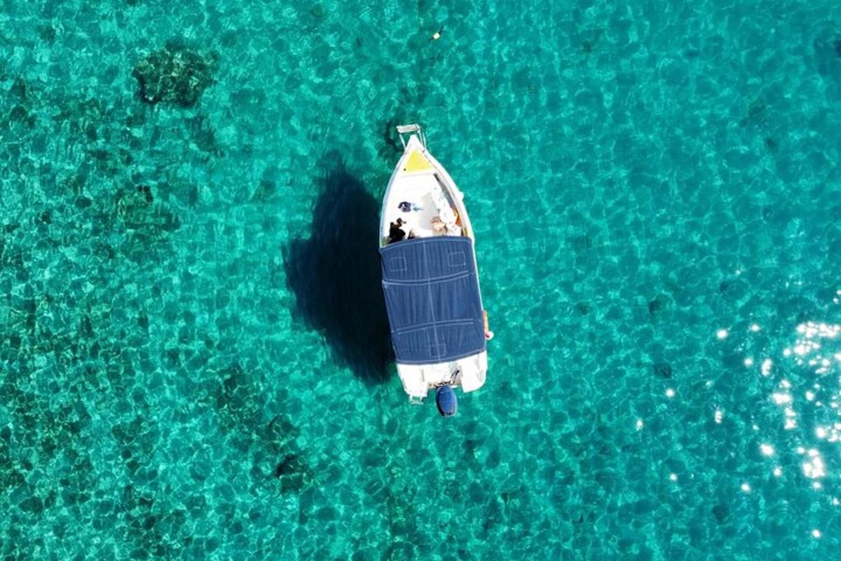 una vista dall'alto di una barca in acqua