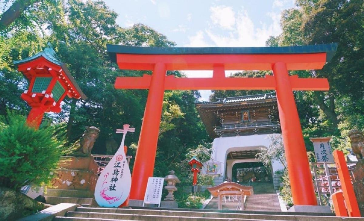 červená brána torii před svatyní