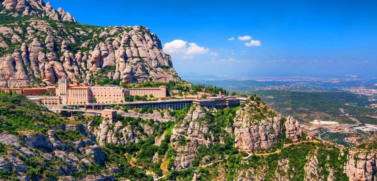 μια θέα ενός βουνού με ένα τρένο πάνω του