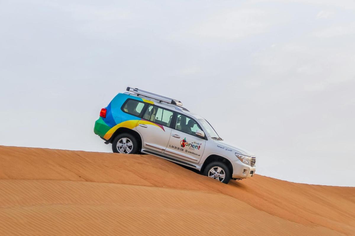 ein LKW auf einer Sanddüne