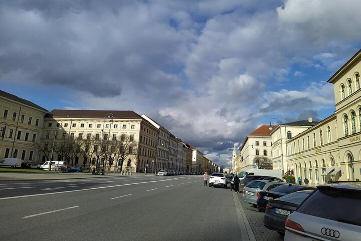 uma rua da cidade com carros estacionados na beira da estrada