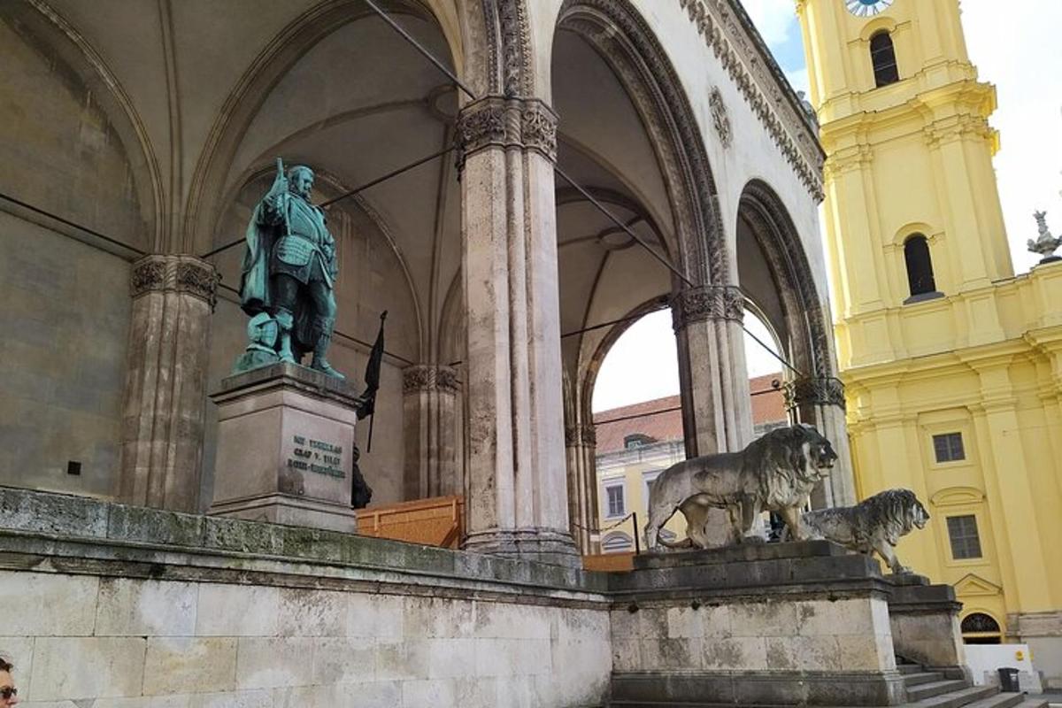 uma estátua em um prédio com uma estátua de um homem