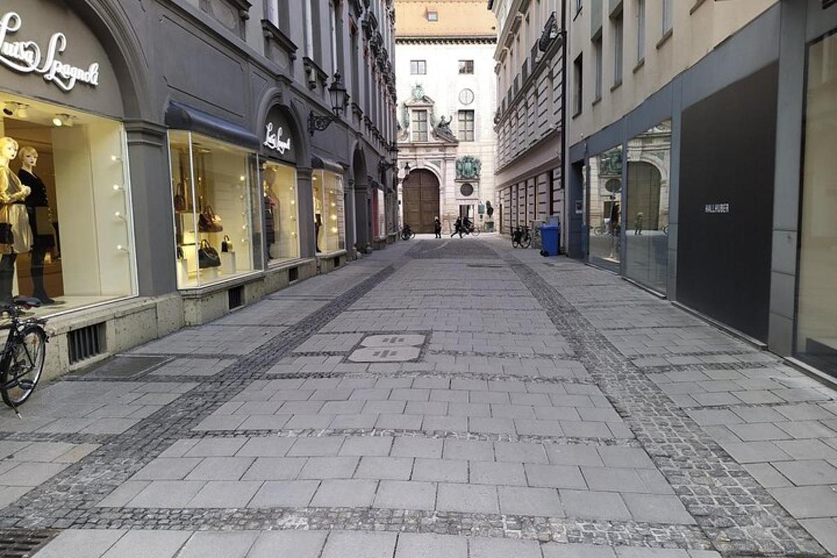 uma rua vazia no meio de uma cidade