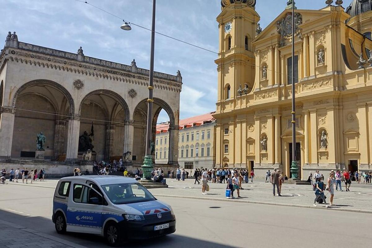 um carro estacionado em frente a um prédio com uma torre de relógio