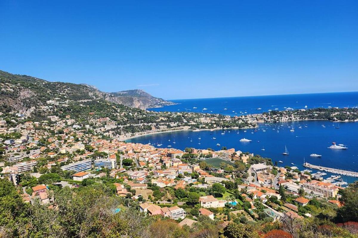una vista aerea di una città e dell'oceano
