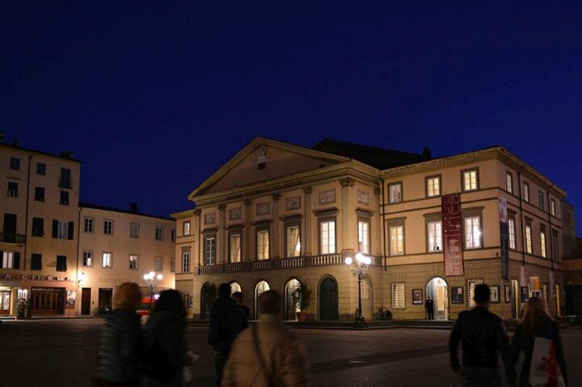 grupp inimesi, kes öösel hoones ringi jalutavad