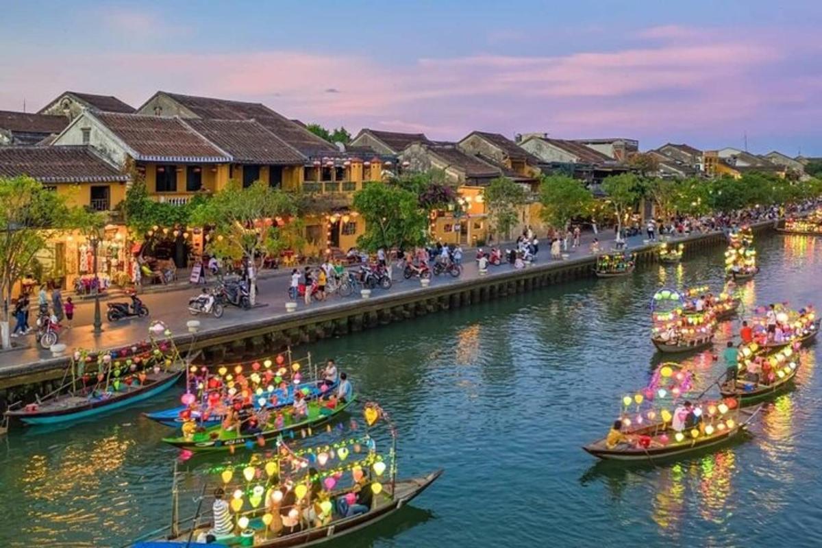 một nhóm thuyền trên sông có người trong đó