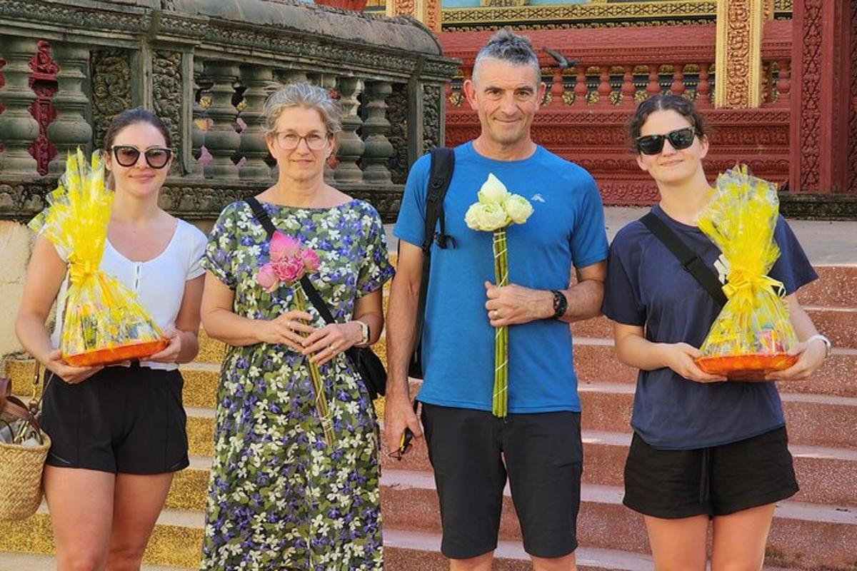 un gruppo di persone in piedi su alcune scale con dei fiori