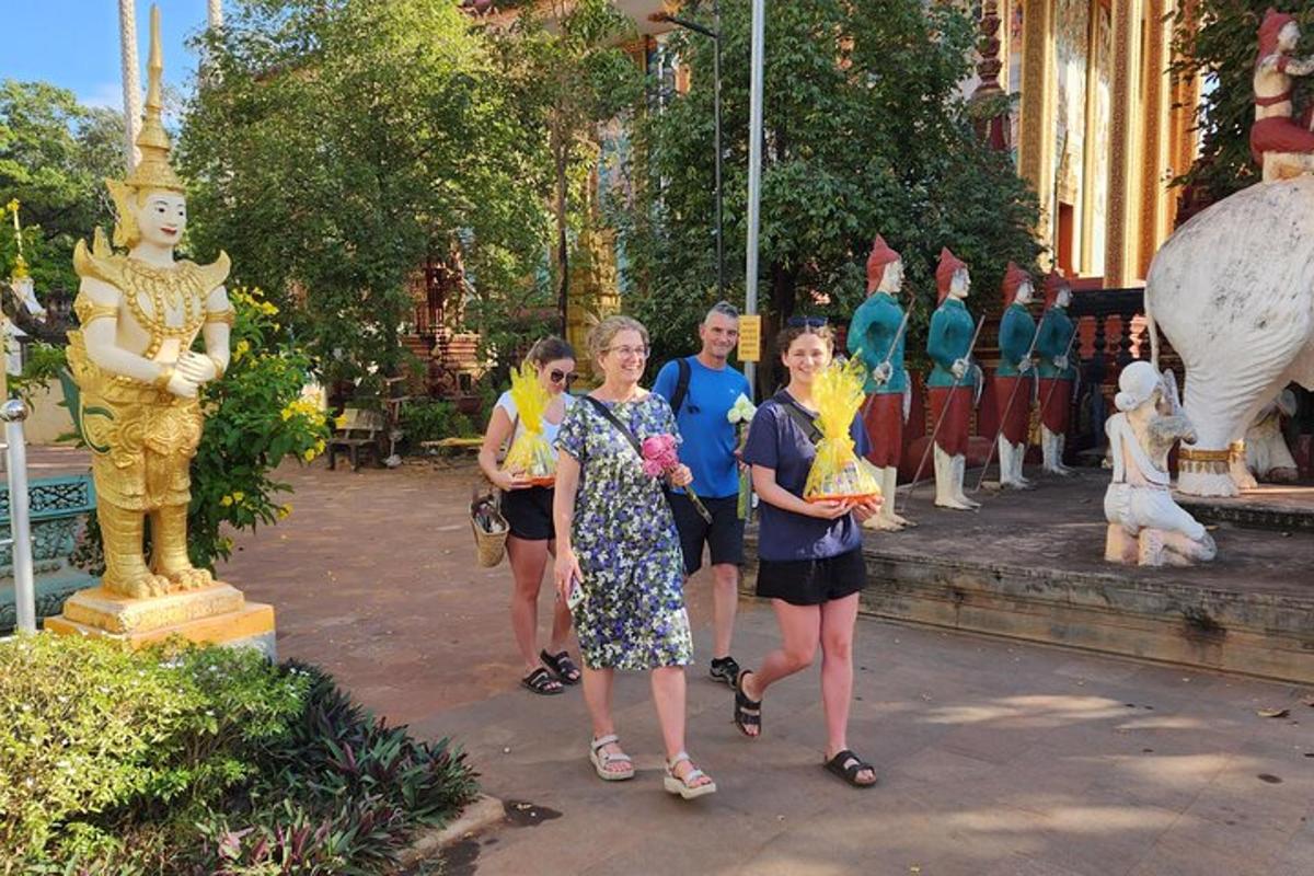 um grupo de pessoas em pé em frente a um templo