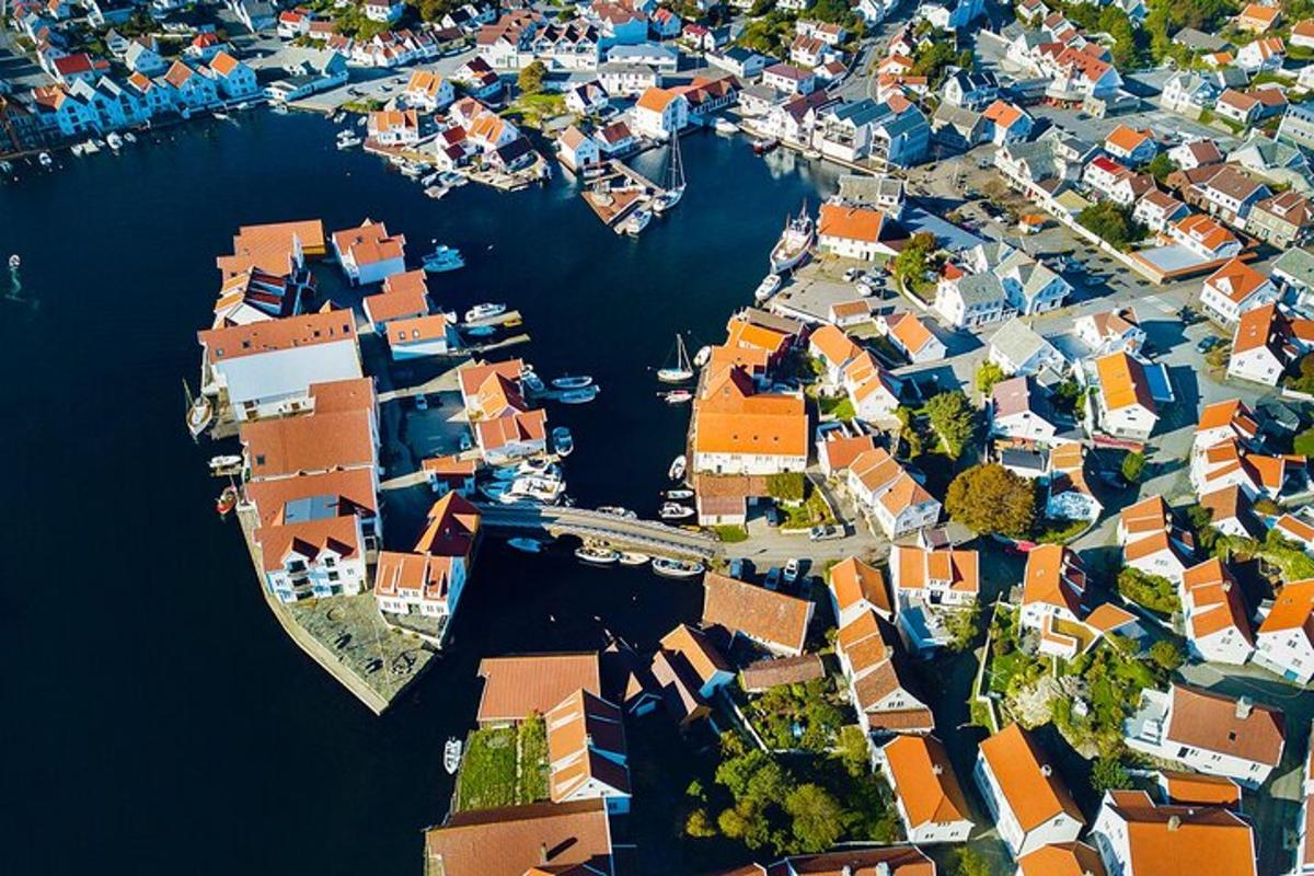 pemandangan udara bandar dengan rumah merah dan biru
