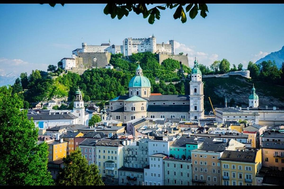 uma vista de uma cidade com um castelo em uma colina