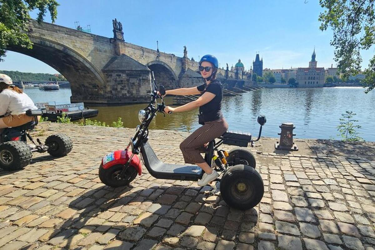 una persona que conduce un patinete eléctrico por un río
