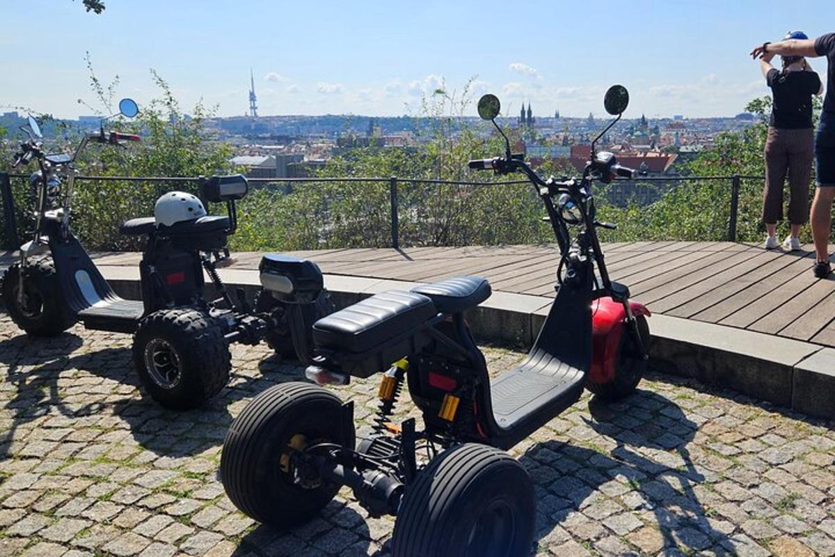 Un grupo de tres scooters estacionados uno al lado del otro