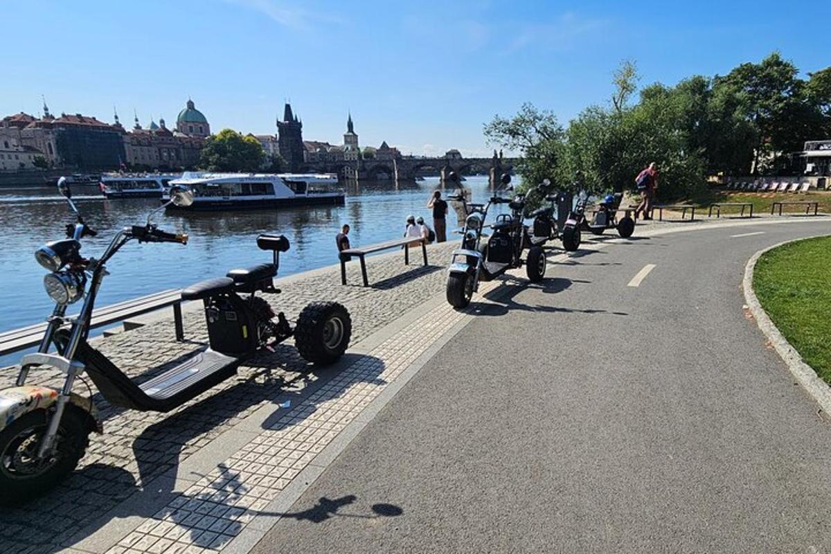 una fila de motocicletas estacionadas junto a un río