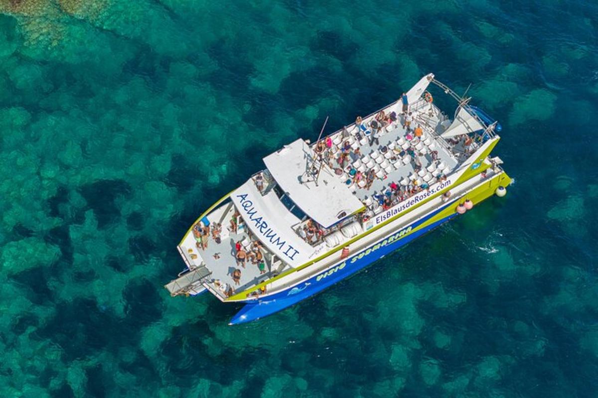 ein großes Boot voller Menschen auf dem Wasser