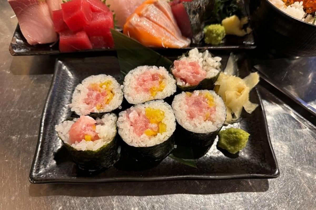 un piatto di sushi e verdure su un tavolo