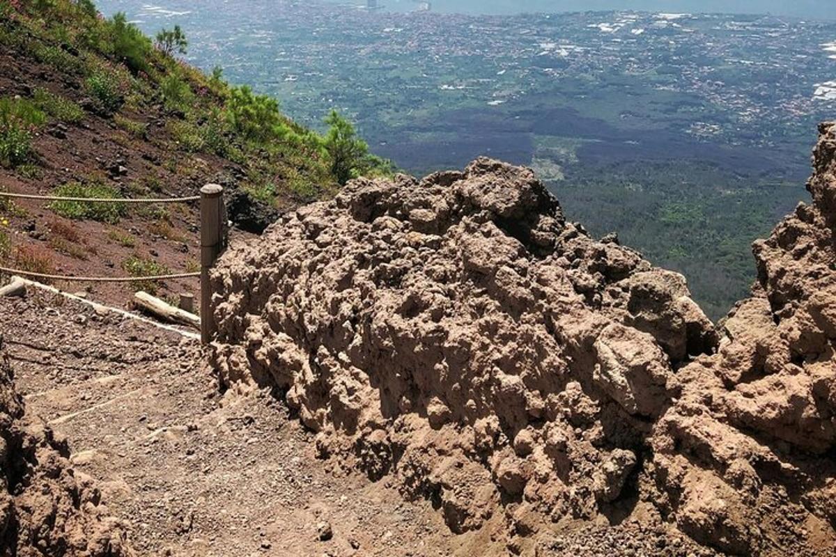 un vessant rocós amb vistes a una vall