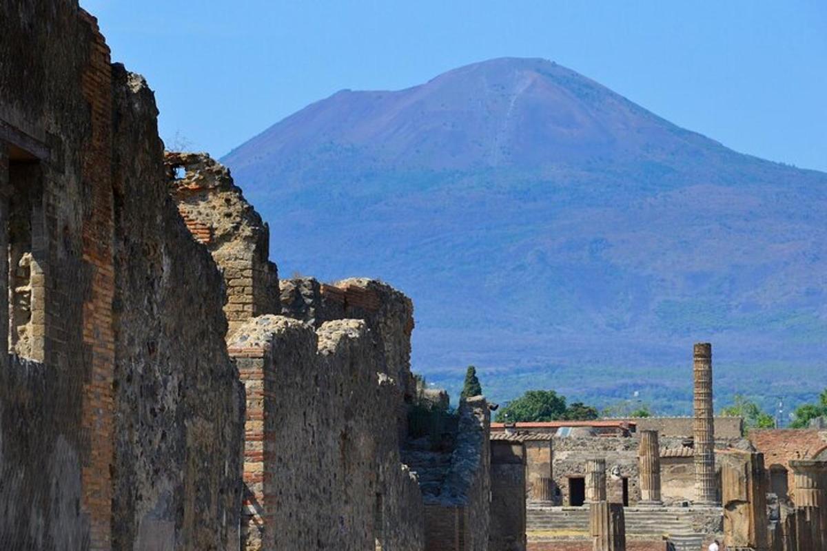 un munte în depărtare, în spatele unor ruine