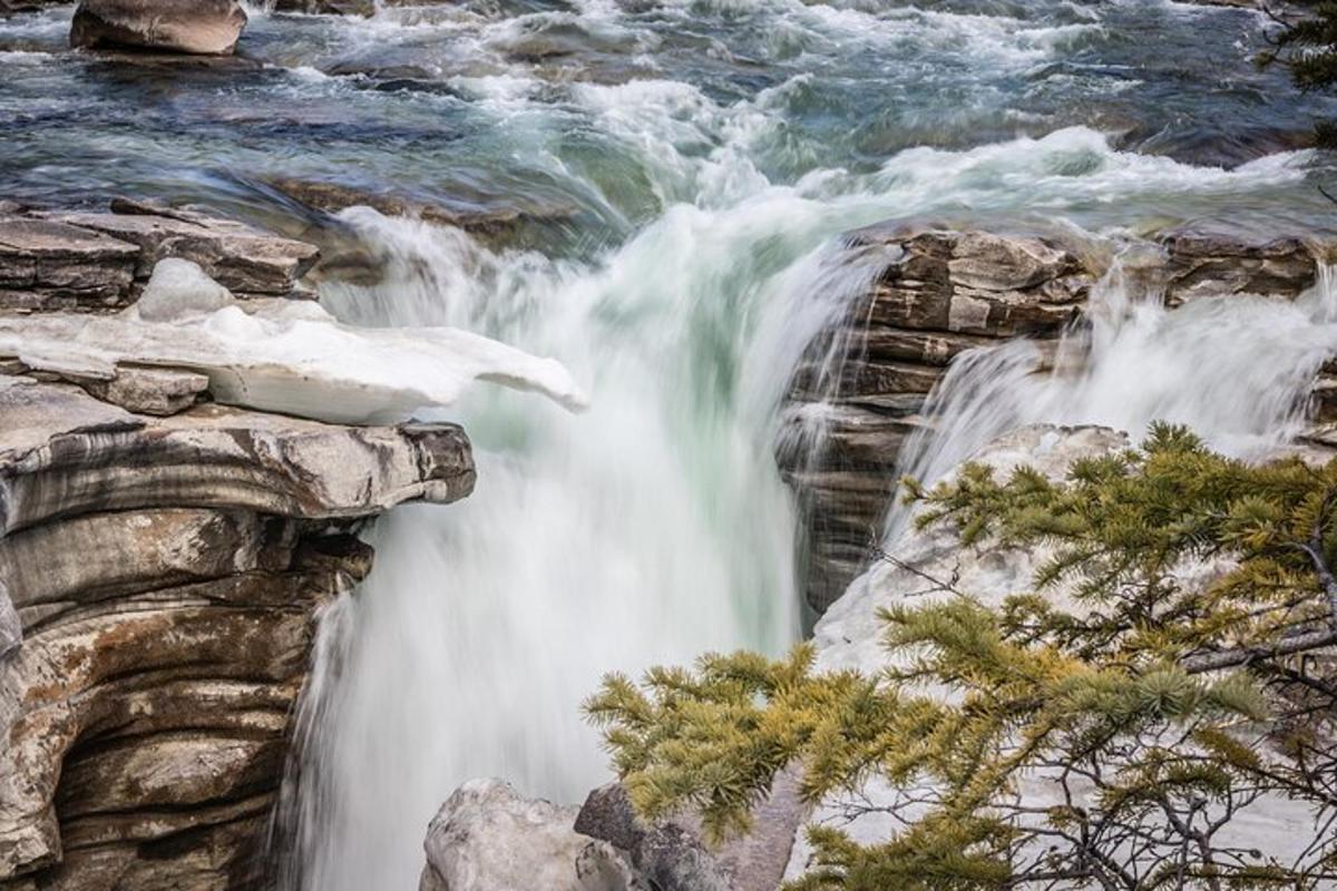 uma cachoeira na encosta de um penhasco rochoso