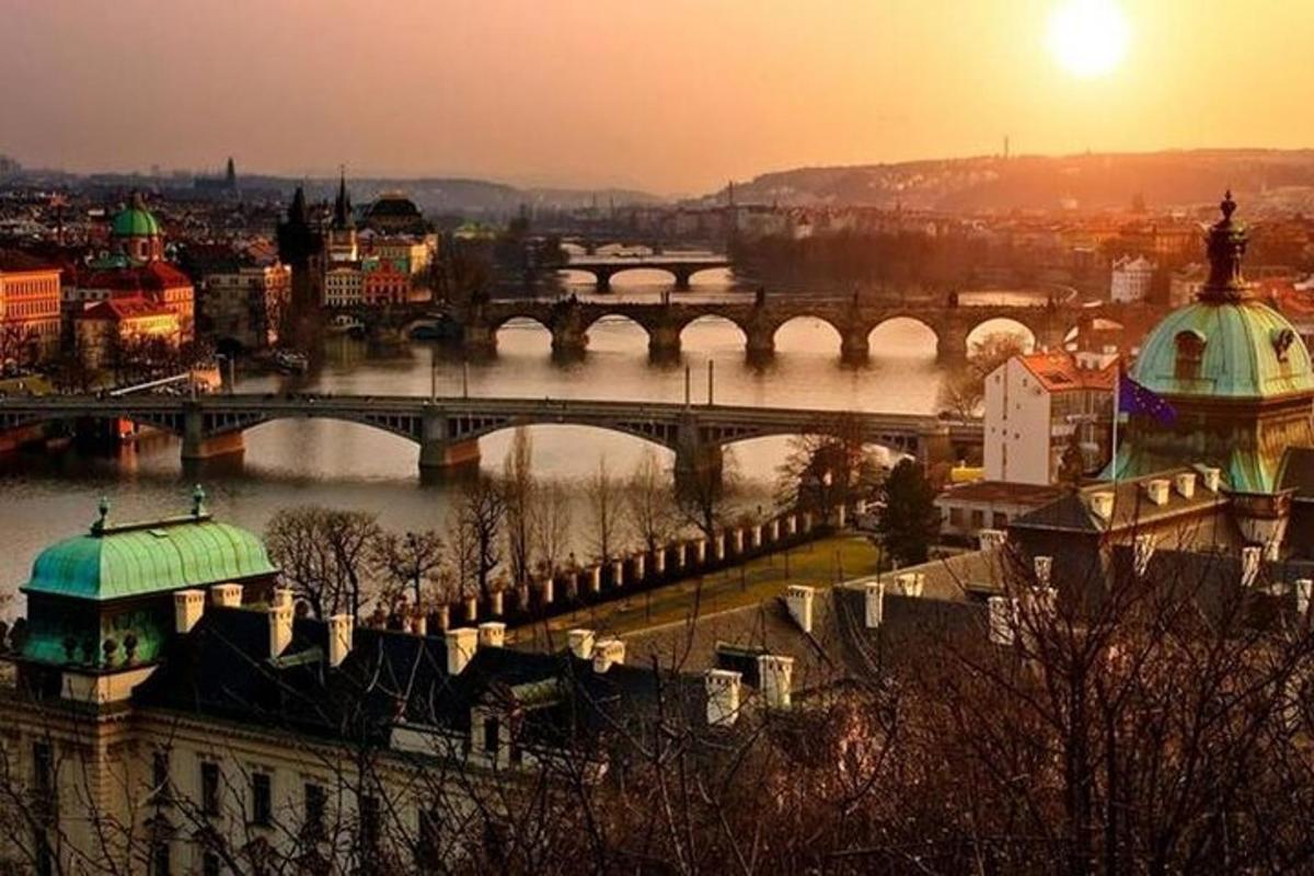 una vista d'un pont sobre un riu amb una ciutat