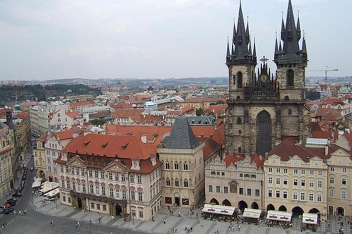 Letecký pohled na velkou budovu s hodinovou věží