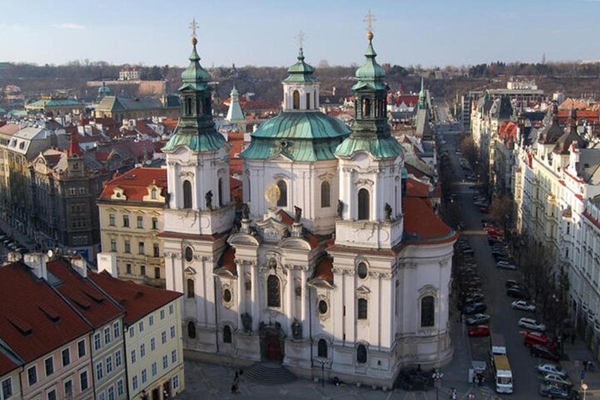 velká budova se zelenými kopulemi na vrcholu města